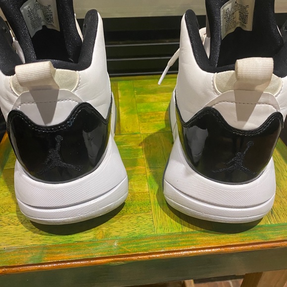 Men’s Air Jordan 11 Tennis Shoes, Size 9.5 - Picture 5 of 5